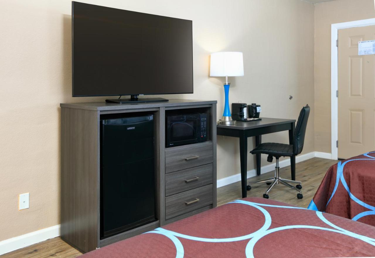 Super 8 By Wyndham Victoria - South - Hwy 59 Hotel Buitenkant foto