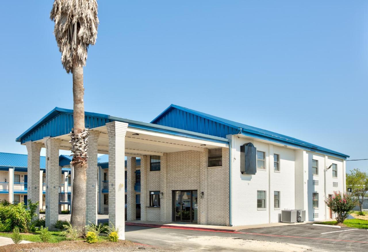 Super 8 By Wyndham Victoria - South - Hwy 59 Hotel Buitenkant foto