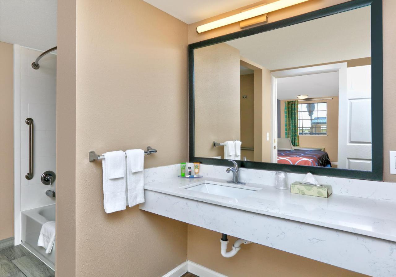 Super 8 By Wyndham Victoria - South - Hwy 59 Hotel Buitenkant foto