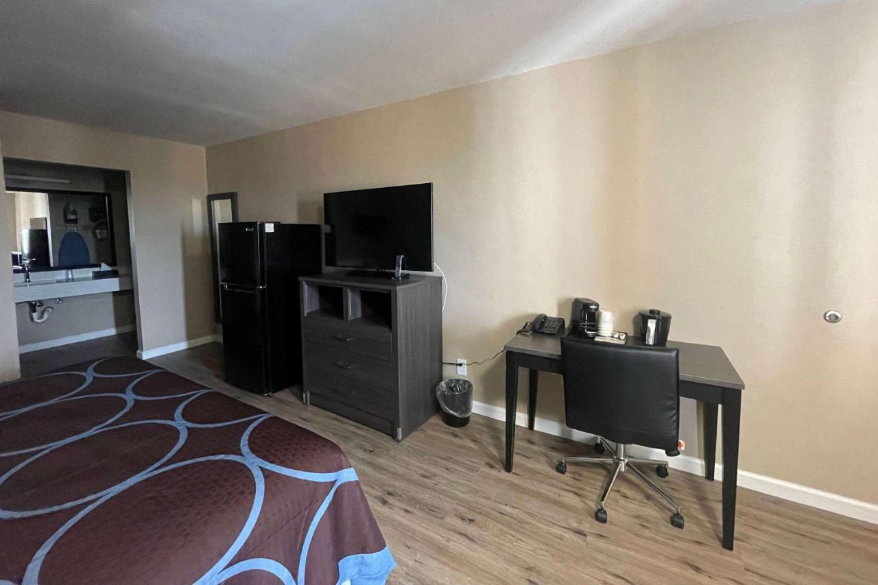 Super 8 By Wyndham Victoria - South - Hwy 59 Hotel Buitenkant foto