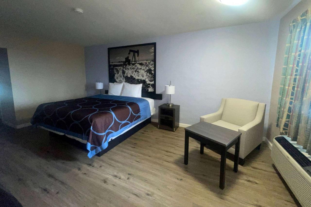 Super 8 By Wyndham Victoria - South - Hwy 59 Hotel Buitenkant foto