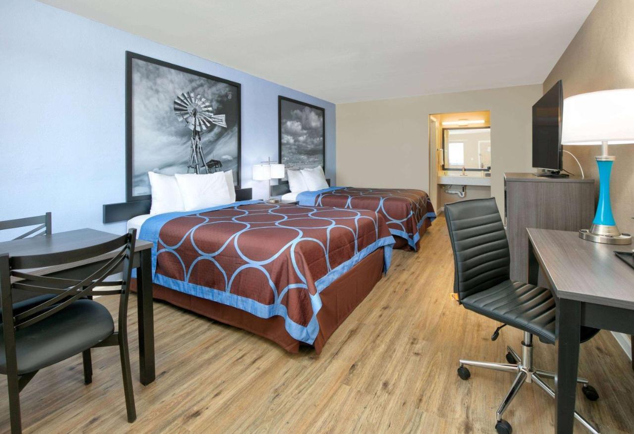 Super 8 By Wyndham Victoria - South - Hwy 59 Hotel Buitenkant foto